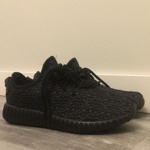 Yeezy/size/9.5/colour/pirate black